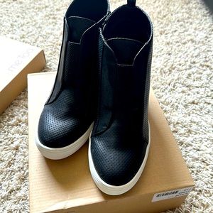 MIA Shoes. Size 8. Color Black/White.